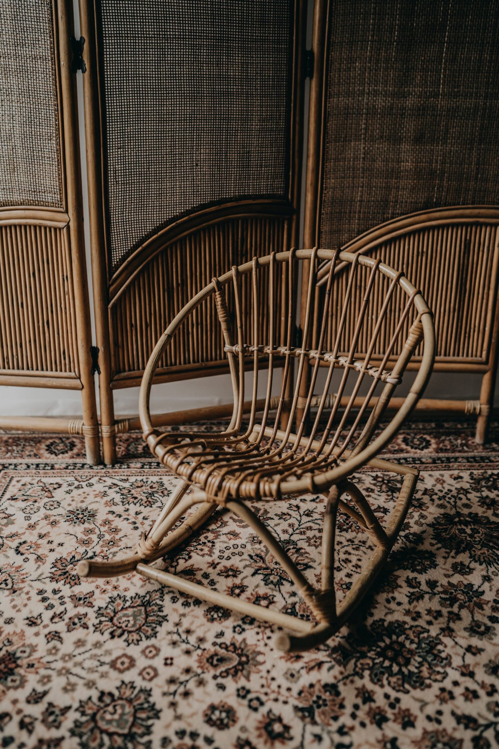 Atelier Chamaison agence évènementiel décoration location mariage Toulouse fauteuil bascule enfant rotin